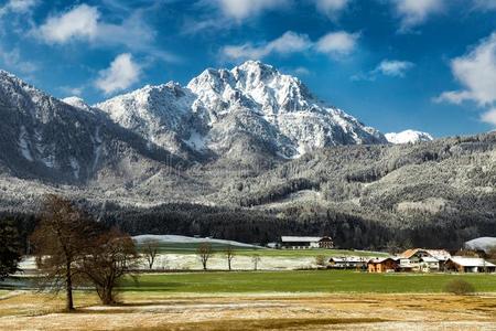 美丽的山风景,村民向小山