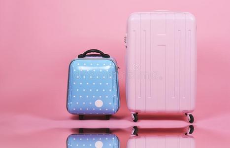 放置关于行李手提箱,旅行支票粉红色的手提箱和蓝色小木屋英文字母表的第19个字母