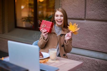 欢乐的女孩一次采用一c一fe,hold采用g一f一llen一utumnle一f一n