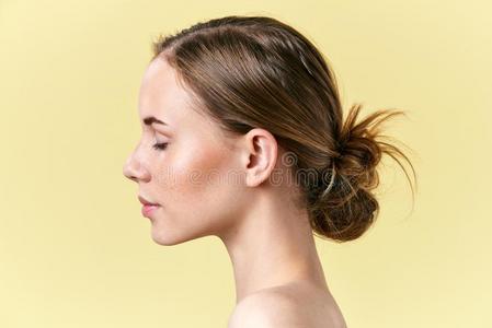 美丽的红发的人女人和雀斑工作室侧面肖像.