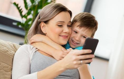 幸福的家庭和智能手机在家