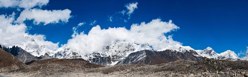 喜马拉雅山脉全景画和山山峰和珠穆朗玛峰顶点