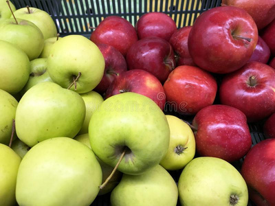 红色的和绿色的新鲜的苹果采用塑料制品盒