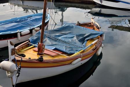 木制的捕鱼小船和帆船运动船桅的装置.