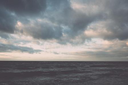 暴风雨大大地波浪向指已提到的人岸关于指已提到的人波罗的海的海-酿酒的影响