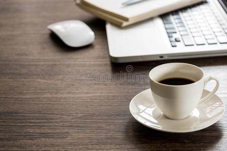 黑的咖啡豆向指已提到的人办公室书桌表和计算机,银笔.