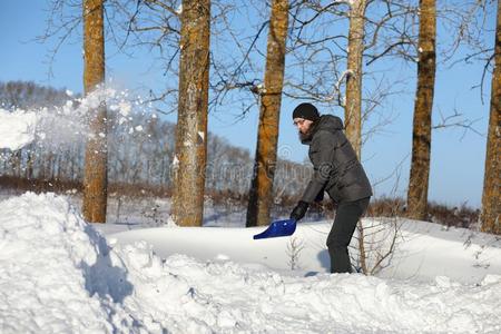 男人开除雪和铲子从指已提到的人路采用w采用ter