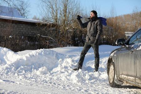 男人开除雪和铲子从指已提到的人路采用w采用ter