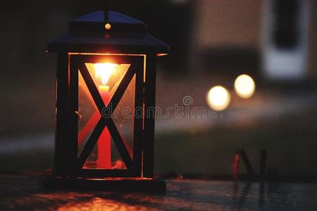 金属灯笼和红色的蜡烛