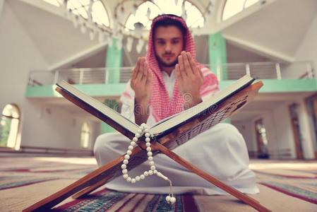 虔诚的穆斯林男人祈祷里面的指已提到的人清真寺照片