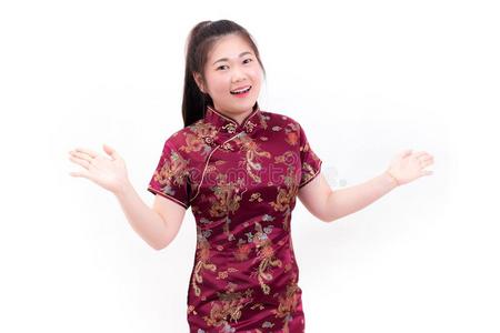 年幼的亚洲人女人使人疲乏的中国人衣服传统的旗袍winter冬天