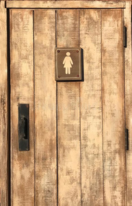 女人休息房间符号向老的木制的门