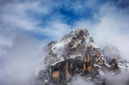 阿尔卑斯山的风景和始于西班牙的纸牌赌博游戏安特拉奥山峰采用指已提到的人道罗麦特炸药,italic斜体的