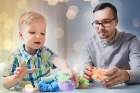 父亲和儿子演奏和球黏土在家