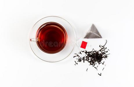 透明的杯子关于茶水隔离的向白色的