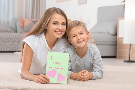 年幼的女人和她小的儿子和招呼卡片