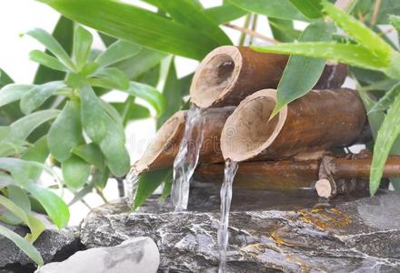 小的竹子人造喷泉