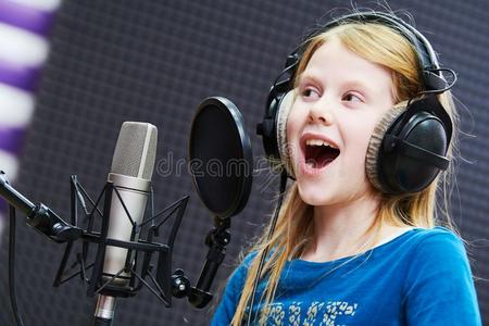 小孩女孩唱歌或作用voicing照片