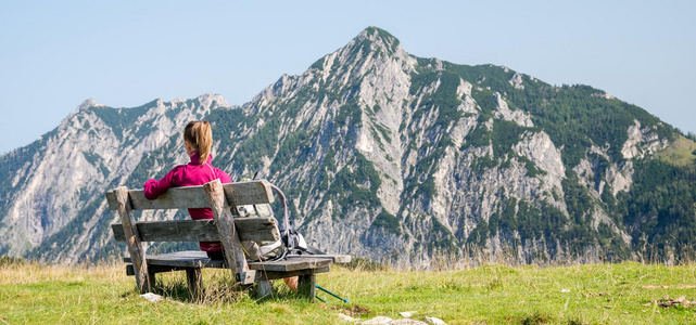 年幼的女人徒步旅行采用指已提到的人mounta采用s