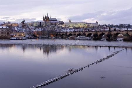 傍晚圣诞节下雪的布拉格较小的城镇和gothicscriptorgothictype哥特式