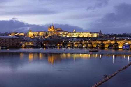 傍晚圣诞节下雪的布拉格较小的城镇和gothicscriptorgothictype哥特式