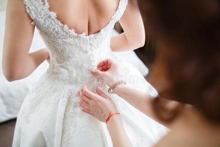 女傧相是（be的三单形式的一份指已提到的人新娘向衣服