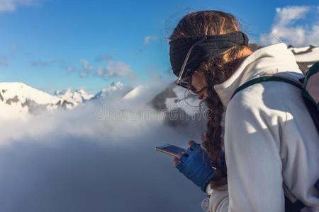 低到臀部的女孩和特写镜头和背包和可移动的电话采用高的