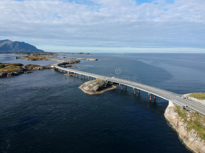 桥在近处在大西洋里的路采用挪威,空气的看法