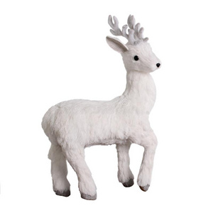 漂亮的小的白色的鹿玩具,隔离的向白色的背景