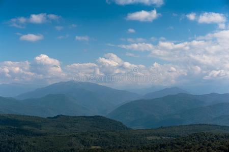 宏伟的山风景全景画,岩石山峰采用和煦的：照到阳光的夏