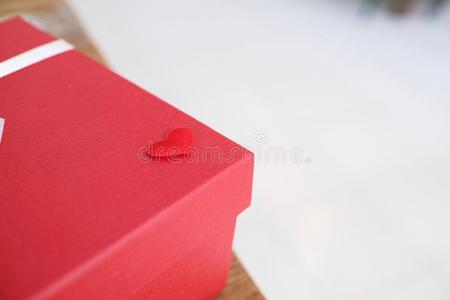 情人现在的.赠品盒和红色的带为浪漫的对.