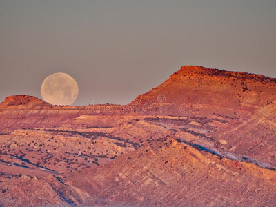 月落在日出在近处犹他州边