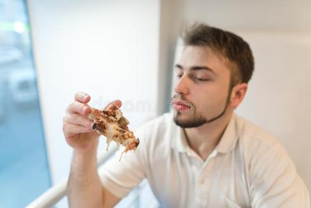 一英俊的男人相貌接近地在一块关于pizz一采用他的h一nds.英文字母表的第19个字母