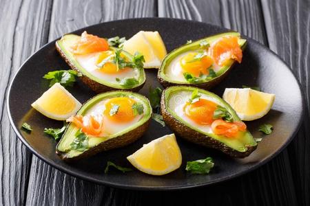 原始的早餐关于鳄梨和鸡蛋,熏制的鲑鱼和绿叶蔬菜