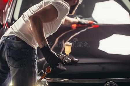 男人清洁汽车和微纤维布,汽车详细设计或评估