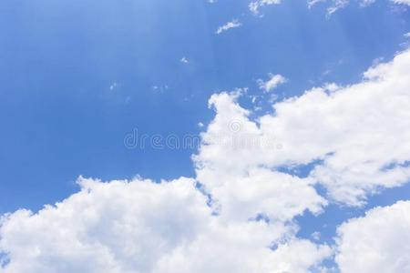 蓝色天和云背景