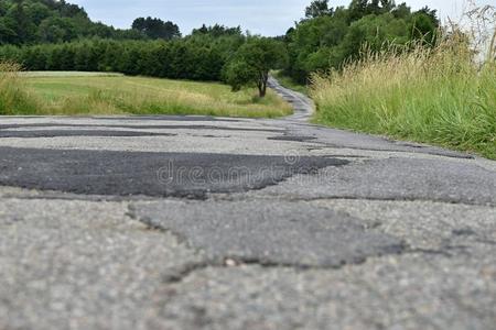 穿衣的坏的沥青路采用指已提到的人乡村.