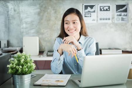 新的一代人亚洲人商业女人使用便携式电脑在办公室,AustralianScientificIndustryAssociation澳