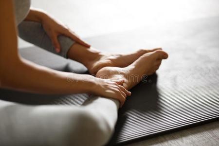 年幼的像运动家的女人做瑜伽伸练习一次采用健身房