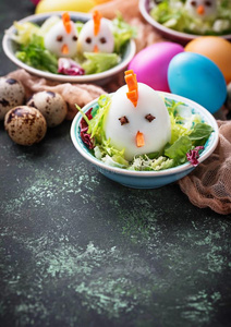 沙拉和卵采用形状关于鸡.节日的食物.