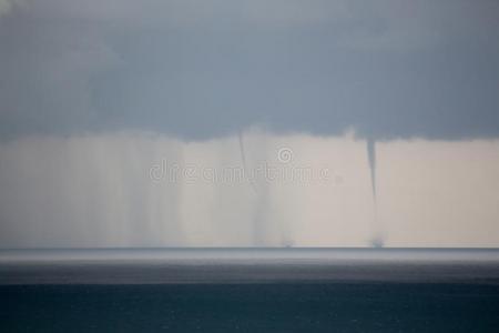 雨越过指已提到的人海和一torn一do