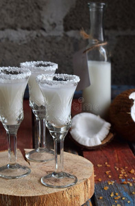椰子烈性酒采用玻璃和破碎的椰子树.美味的P采用acolada