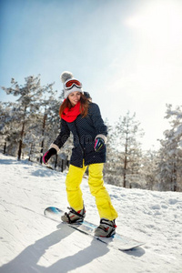 女孩雪山飞魂向山斜坡,滑雪求助