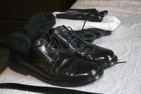 黑的皮翼尖心衣服鞋子和黑的短袜和腰带