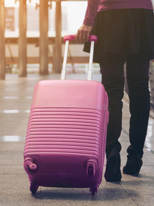 女人旅行者采用机场走道.旅行观念.