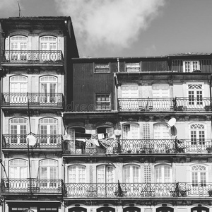 传统的葡萄牙人建筑物的正面