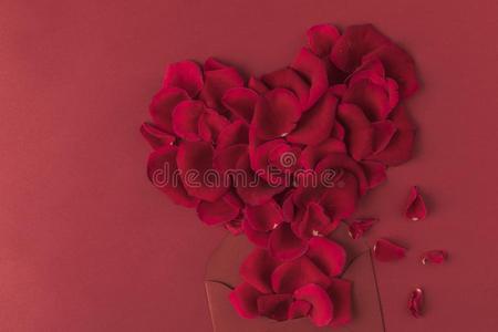 心使关于玫瑰花瓣和信封向红色的,SaoTomePrincipe圣多美和普林西比情人是
