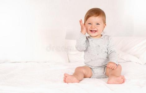 婴儿女孩采用白色的bedd采用g在家