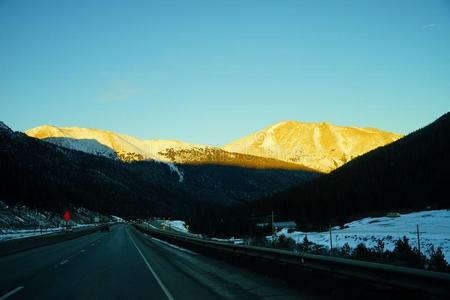 雪山在日落采用美国科罗拉多州