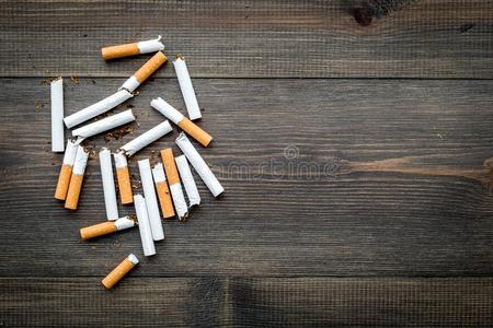 分散烟的小女孩图片